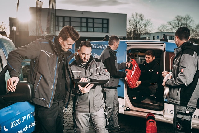 Das Team von V.D. Elektrotechnik GmbH bei einem Kunden vorort. Die Kollegen besprechen nochmal, beim ausladen des Autos, die offenen Aufgaben.